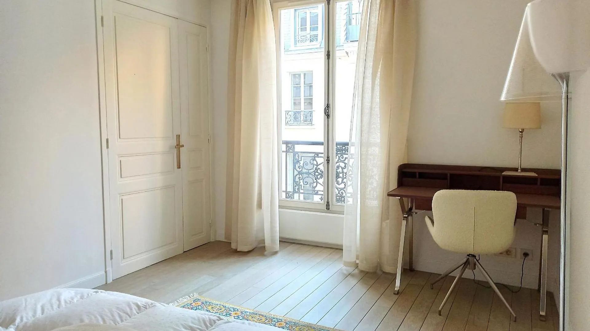 Rue De L'universite - 7 Apartment